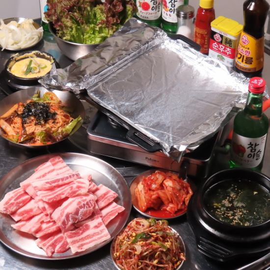 现在在韩国很流行的“冷冻五花肉冷参！”吃喝畅饮3,980日元♪