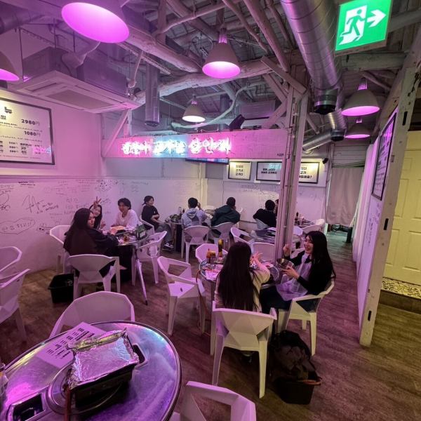 霓虹灯闪烁的韩国街头美食餐厅，距离西铁福冈站 8 分钟步行路程。店内装潢充满正宗韩国风情，营造出非凡的感觉。可用于女生夜游、约会、下班后的酒会等多种场合。享受美味的韩国食物和饮料。