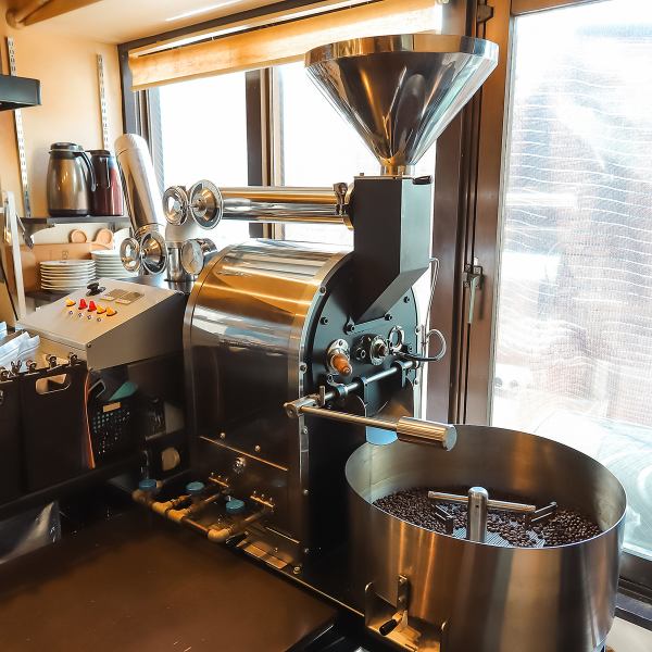 店内には直火式の焙煎機を設置し、最高の状態の豆を提供するために日々調整を行っています。生豆の輸送から保管まで、品質管理を徹底的に行う「ラボ（研究所）」のような側面も。一杯のコーヒーが生まれるまでの背景やストーリーを感じながら、その場に流れるプロフェッショナルな空気感も味わってください。