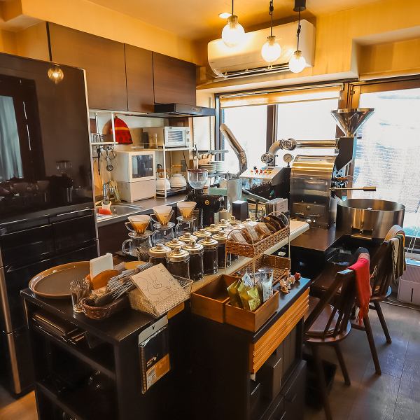 「コーヒーには詳しくないけれど、美味しいものが飲みたい」という方も大歓迎です。お好みの味や気分をお伝えいただければ、その日のラインナップから最適な一杯をご提案します。世界レベルの品質を、肩肘張らずに楽しんでいただきたい。そんな想いで、皆様の特別なひとときをサポートいたします。