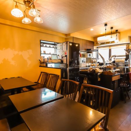 テーブル席は窓から差し込む自然光と、店内に流れる穏やかな空気が調和し、初めての方でも肩の力を抜いて過ごせる雰囲気です