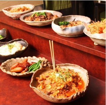 [More than 10 types! 300 yen ~ prepared ♪] Large dishes that you can feel the season on the counter.