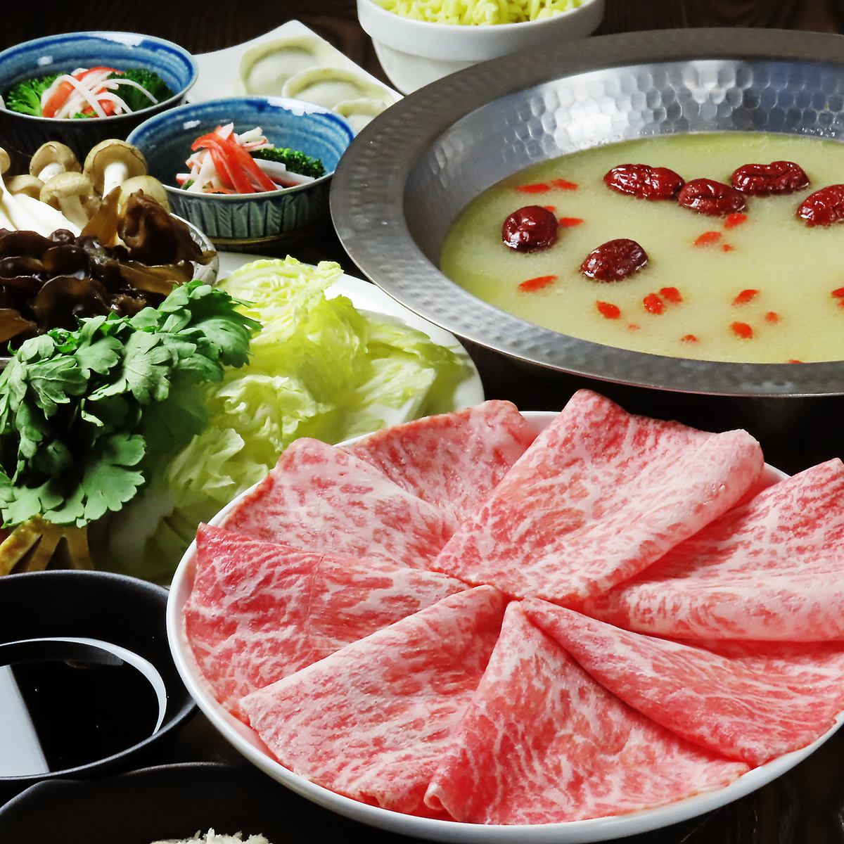 食べ飲み放題4950円(税込)～上質な肉と薬膳スープが食欲をすする