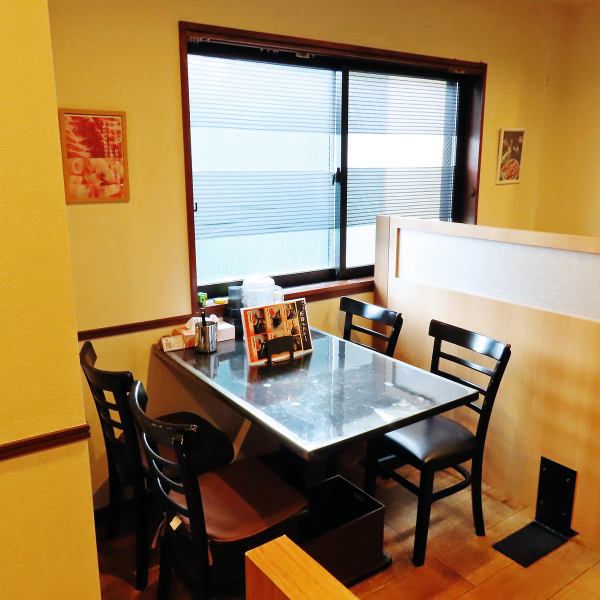 ゆったりと配置されたテーブル席は、様々なシーンでご利用いただけます。友人同士の飲み会や女子会、グループ利用など、賑やかな集まりに最適です。広めのテーブルなので、ご家族でのお食事でもリラックスして過ごせますよ。美味しいしゃぶしゃぶを囲んで会話に花を咲かせれば、心もお腹も満たされること間違いなしです◎