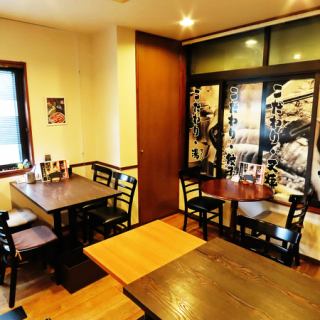 ゆったりと寛げるテーブル席は全18席あり、友人との飲み会やグループでのお食事にも最適です。落ち着いた雰囲気の店内は居心地も良く、リラックスして会話が楽しめます。女子会や職場の同僚との宴会など、様々なシーンでご利用ください。美味しいお鍋を皆で囲めば、自然と会話も弾むこと間違いなしですよ◎