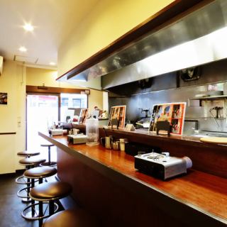 お一人様でもふらりと立ち寄りやすいカウンター席は、全8席をご用意しております。仕事帰りのサクッとご飯はもちろん、肩を並べて語り合いたいデートや、親しい友人との2人飲みにもぴったりな特等席です。落ち着いた雰囲気の中で、スタッフとの会話や調理の様子を楽しみながら、ゆったりとお過ごしください◎