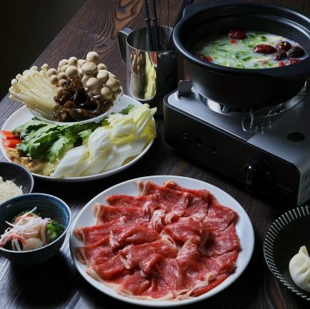 ピリッとした爽快な辛さが楽しめる！青唐辛子国産牛薬膳しゃぶしゃぶコース全6品3520円(税込)