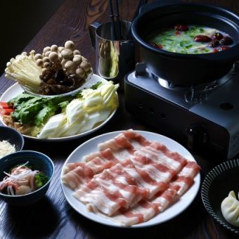 爽やかな辛さが美味しい!青唐辛子国産豚薬膳しゃぶしゃぶコース全6品3190円(税込)