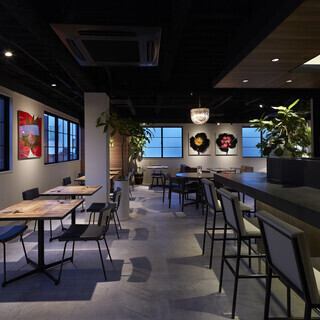 ご利用人数やシーンに合わせてレイアウト変更が可能な当店は、着席で25～35名様、立食で25～50名様の店舗貸切にも対応しており、喧騒から離れて安らぎのひとときをお楽しみいただけます。人数・ご予算など、お気軽にお店までお問い合わせください。
