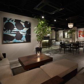 【2~6名様】白を基調とし、木材を取り入れたおしゃれな空間です。女子会におすすめ。