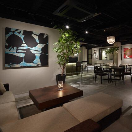 【2~6名様】白を基調とし、木材を取り入れたおしゃれな空間です。女子会におすすめ。