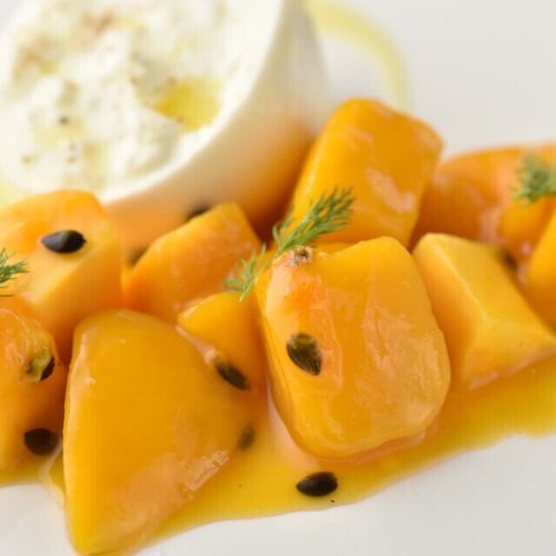 マンゴーとブッラータチーズのカプレーゼ