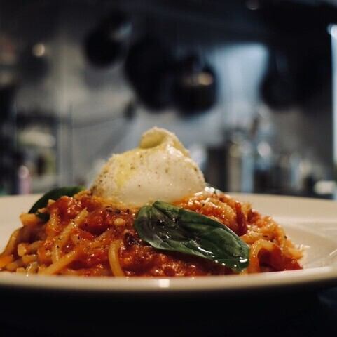 ブッラータチーズを乗せたフレッシュトマトの生パスタ