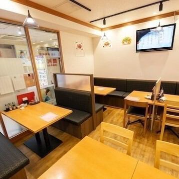 椅子がソファータイプのテーブル席。お子様連れのお客様にもおすすめのゆったりとご利用頂けるお席となっております。