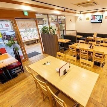 明るく清潔感のある店内♪当店自慢のお料理と2時間飲み放題が楽しめるコースあり。各種宴会もぜひ当店へ！貸切利用も可能です。
