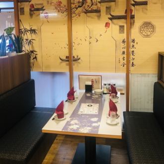 椅子がソファータイプの4名様用テーブル席を、２つご用意しています。お子様連れのお客様や、ゆったりとくつろぎながらお食事を味わいたい時にも、おすすめのお席です。