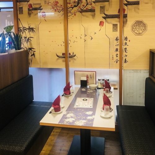 椅子がソファータイプの4名様用テーブル席を、２つご用意しています。お子様連れのお客様や、ゆったりとくつろぎながらお食事を味わいたい時にも、おすすめのお席です。