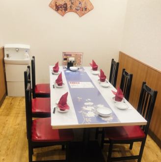 周囲を気にせずゆっくりとお食事や会話ができるこちらのお席は、6名様にご利用いただけます♪少人数でのちょっとしたお集まりやランチ会などの際にもぴったりです。