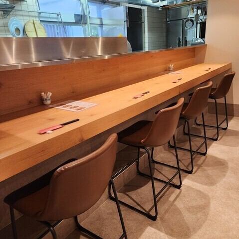 少人数での利用に最適なカウンター席やテーブル席を完備。お一人様からグループまで使いやすい構成です。カップルや友人同士で気軽に来店できるプライベート感漂う空間は、普段の食事はもちろん、女子会や各種宴会にもぴったり◎ゆったりと寛げるので、時間を忘れて長居したくなるような心地良さを体感いただけます!