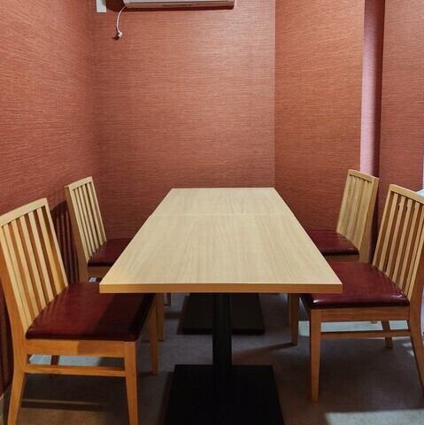 最大6名様までご利用いただける半個室は、他のお客様との距離を気にせず過ごせる落ち着いたプライベート空間です。ゆったりとした造りになっているため、お子様連れのご家族や女性同士のグループにも大変人気のお席となっております♪周囲を気にせず会話を楽しめるので、内密な話や大切な集まりでのご利用にも最適です!