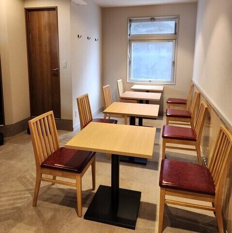 アクセス良好な立地とアットホームな雰囲気が特長の当店は、初めての方でも入りやすい◎店内は落ち着いた色調で、じっくりと中華料理を堪能できる大人な空間に仕上げました。貸切は4名~最大15名様ほどまで対応可能で、少人数でのパーティーにも柔軟に対応いたします。日常の喧騒を忘れて至福のひとときをお楽しみください