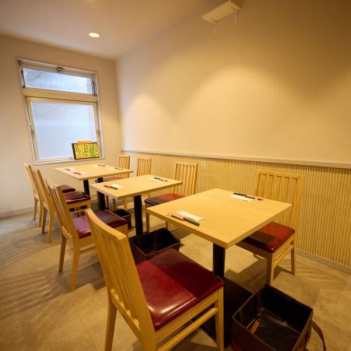 4名掛けテーブル席を2席、ご用意しています。ご家族でのお食事や小規模から中規模の飲み会まで対応しています!ぜひ様々な用途で当店をご利用ください!