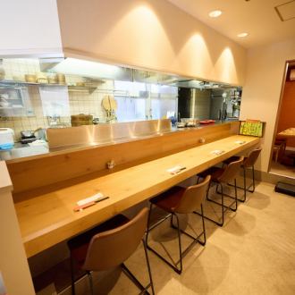 木の温もりを感じる落ち着いた雰囲気の店内となっています。仕事や学校帰りの一杯やお食事をお探しの際はぜひ当店をご利用ください。お一人様でも利用しやすいカウンター席を4席、ご用意しています!ご来店をお待ちしております。