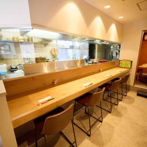 木の温もりを感じる落ち着いた雰囲気の店内となっています。仕事や学校帰りの一杯やお食事をお探しの際はぜひ当店をご利用ください。お一人様でも利用しやすいカウンター席を4席、ご用意しています!ご来店をお待ちしております。