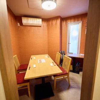まわりを気にすることなくプライベートな空間が保たれた個室で宴会や飲み会はいかがでしょうか?個室は2名から6名でご利用いただくことができます!特別な日のお祝いや飲み会や宴会、女子会などにもおすすめです!ぜひ、ご友人やご家族との楽しいひと時を当店でお過ごしください♪