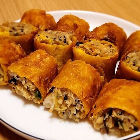 【食感がクセになる】薄焼き卵を皮にした至福の「春巻き」は必食の価値あり!