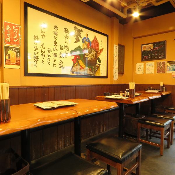 [Table for two or four people at the entrance side of the store × 3 tables] A table seat that can be relaxedPlease use it in various scenes such as business entertainment, family, friends and so on.While enjoying the atmosphere in the shop, you can have a calm time.The first cup of drink is half price for coupon use!