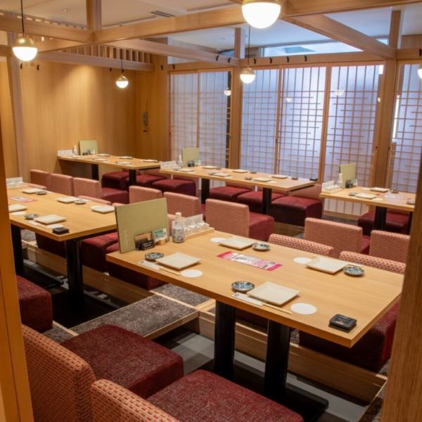 【公司宴会的最佳选择！】我们充满京都风情的现代时尚包厢最多可容纳36人。非常适合举办中大型公司宴会及其他大型活动。如果您是活动组织者，正在寻找氛围宁静的包厢，请尽早联系我们！这些包厢非常适合举办大型宴会，建议您尽早预订。