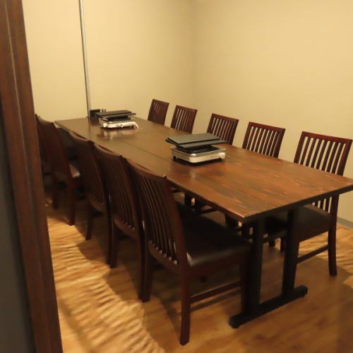 [2 tables for 6-8 people] We have 2 private rooms that can seat 6-8 people! These completely private spaces are ideal for medium-sized parties.Please sit back and enjoy your stay.