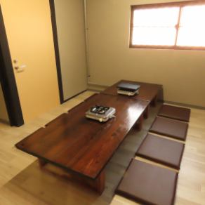 [2 tables that seat 10 people] We have 2 private tables that can seat up to 10 people. Please feel free to use them for company parties or family meals.
