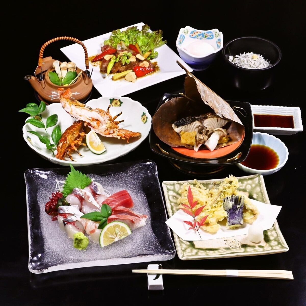 Fresh seasonal fish swimming in the fish tank are served sashimi-style.Course meals are also available.