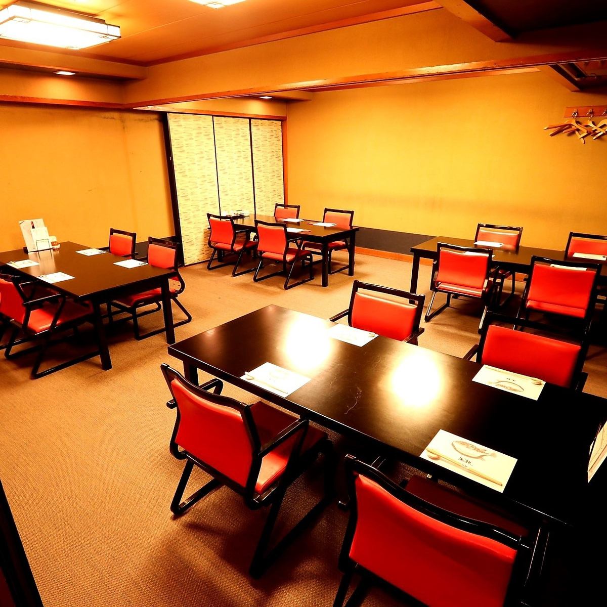 The spacious private banquet room can accommodate up to 52 people.For various banquets