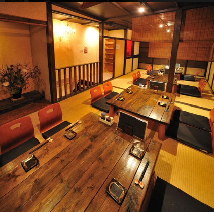 和の趣を感じる2階座敷は、2名～4名テーブルを組み合わせて最大24名様まで対応可能。会社宴会や忘年会、歓送迎会など大人数での貸切に最適です。靴を脱いでくつろげるスタイルで、一体感のある宴席を演出。落ち着いた雰囲気の中で大人数でもゆったり過ごせる安心感が魅力です♪