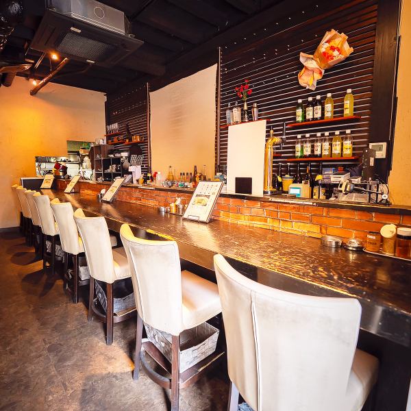 1階のカウンター8席は、バーのようにお洒落で居心地の良い雰囲気。特大プロジェクターも備え、スポーツ観戦や映像演出を楽しめます。お一人様のサク飲みからデート、女子会の二次会まで幅広く利用可能。少人数で気軽に盛り上がれる、プライベート感のある大人の空間です。