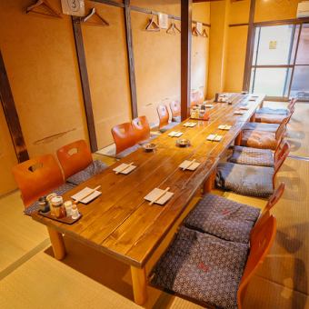 靴を脱いでくつろげる座敷席。少人数の飲み会やご家族でのお食事にもぴったり。落ち着いた和の雰囲気でゆったりお過ごしいただけます