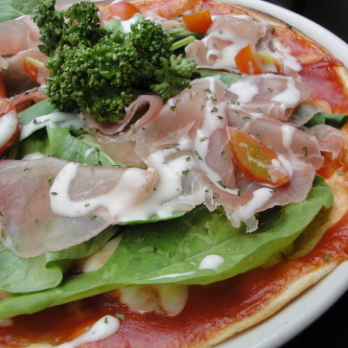 生ハムのサラダ風ピザ
