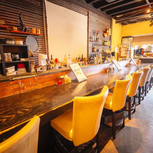 カウンター席から眺めるライブ感が人気