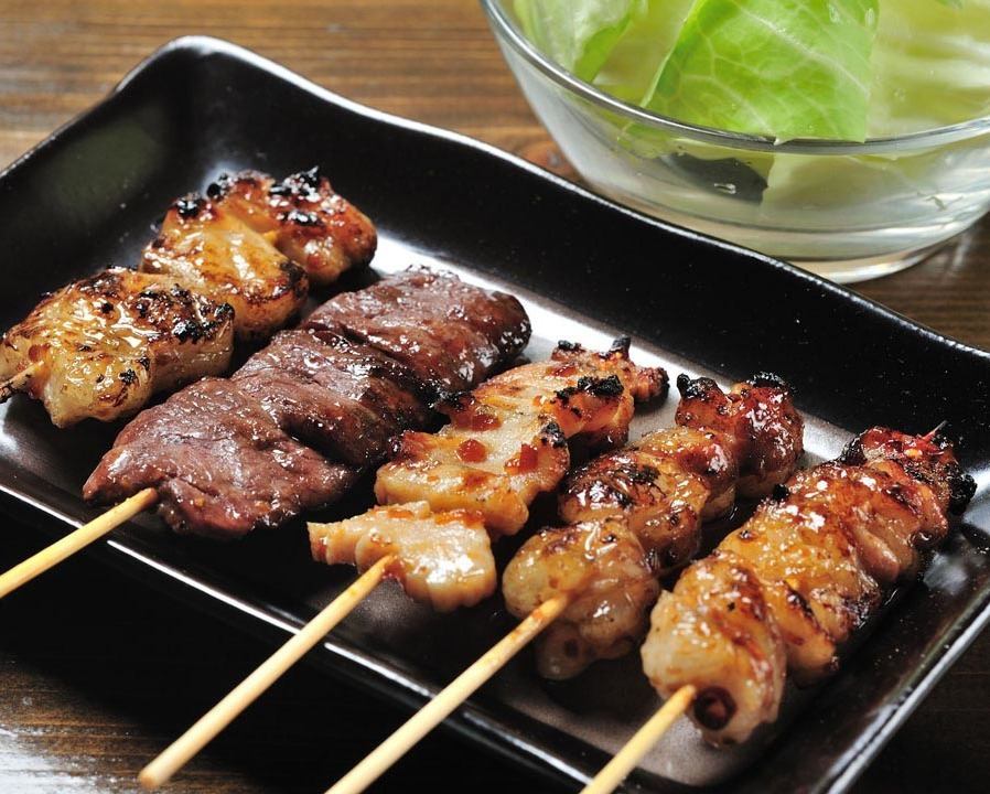 宴会大歓迎♪当店大人気メニュー国産和牛もつ鍋と牛串焼きご用意しております!