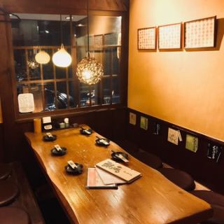 8名様用のボックス席は半個室風で、周りを気にせずお寛ぎいただけます。