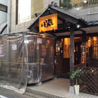 夏にぴったりのテラス席！広々としたお席になっているので、小宴会にも使えます♪開放感のあるお席で是非おくつろぎ下さい。ペットの同伴も可能です。テラス席のみ喫煙可能です！