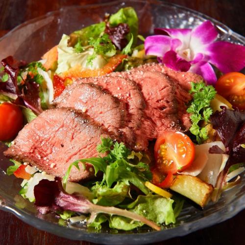 Homemade roast beef salad with Kyoto vegetables