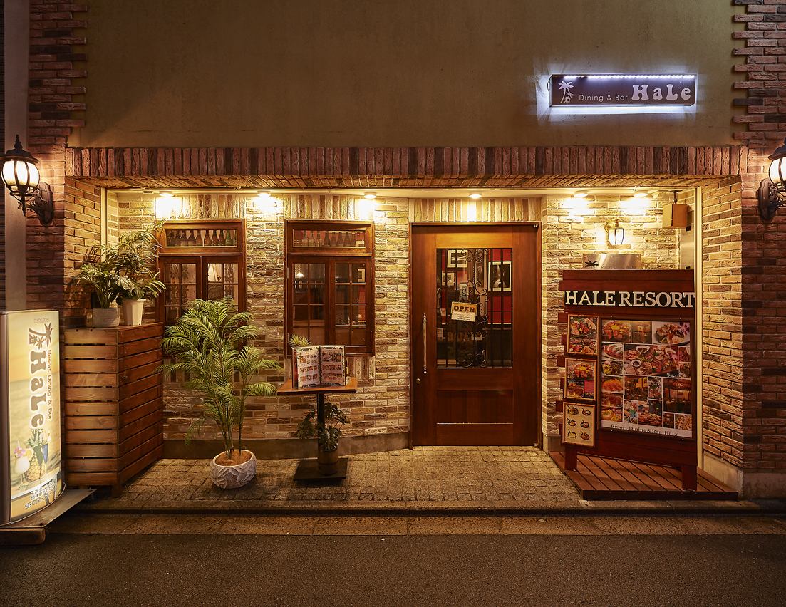 在時尚的度假空間中，在隱密的小酒館享用肉類菜餚和京都蔬菜，享受成人時光。