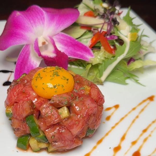 You can enjoy a variety of meat dishes, including everyone's favorite, "Seared Kuroge Wagyu Beef Yukhoe Style."
