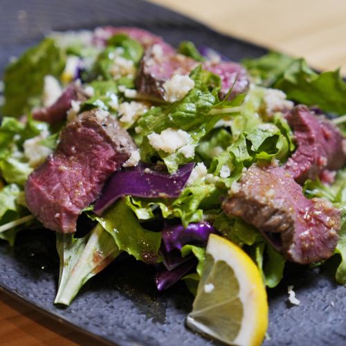 蝦夷鹿肉ローストの野菜サラダ（山わさび添え）