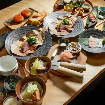 [An overwhelming luxury! Savor the rare bear and the bounty of the north] Bear Feast Course