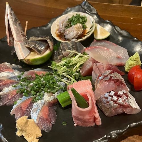 一份什錦刺身和秋刀魚刺身